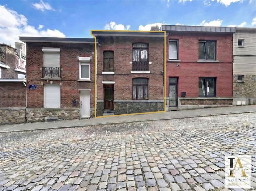 Dit huis is ideaal gelegen in de wijk Laveu, vlak bij voorzieningen, parken en gemeenschappelijke ruimtes, en biedt een adembenemend uitzicht op de st