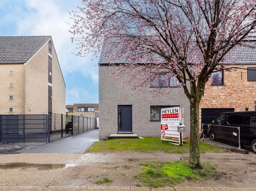 Openhuizendag op zaterdag 13 juni 2026 van 15u30 - 16u30<br />
Ligging: Gelegen op een toplocatie! Ideaal voor wie graag op wandelafstand van zowel he