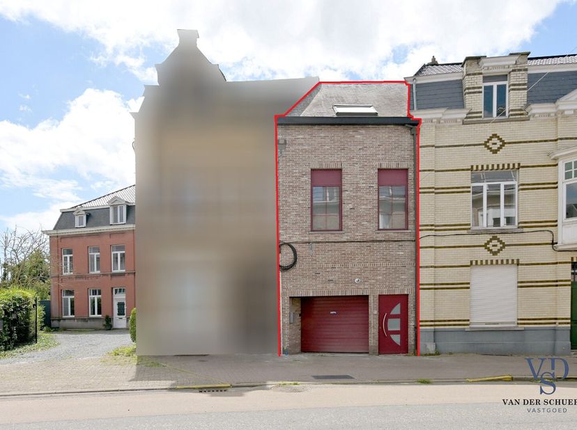 Deze energiezuinige woning (o.a. zonnepanelen,...) is ideaal gelegen nabij alle voorzieningen, winkels, scholen en openbaar vervoer.<br />
Via de inko