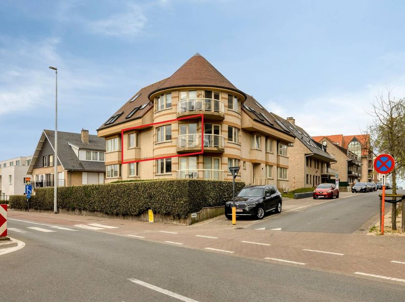Gelegen langs de Koninklijke Baan te Koksijde, vinden we residentie Campanula (bouwjaar 2000) met het appartement (38 m²) te koop. Het appartement bes