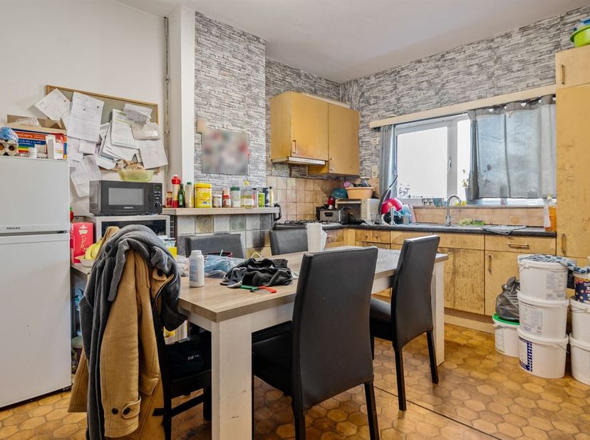 Ben je op zoek naar een renovatieproject waar je volledig je eigen stempel op kan drukken? Dan biedt deze woning een unieke kans.<br />
Bij het betred