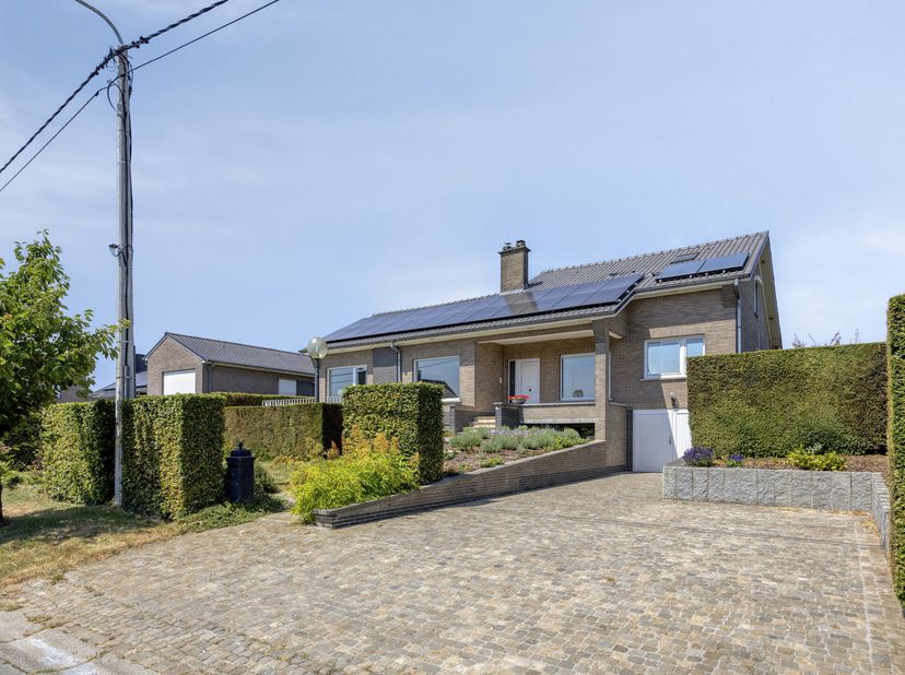 Het wordt steeds zeldzamer om een solide gebouwde villa op een royaal perceel van 15are te vinden die bovendien volledig klaar is voor de toekomst. De