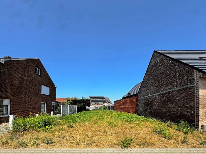 Uitzonderlijk goed gelegen bouwgrond voor een ruime halfopen bebouwing met tuin.<br />
Rustig gelegen dichtbij het centrum van een landelijke gemeente