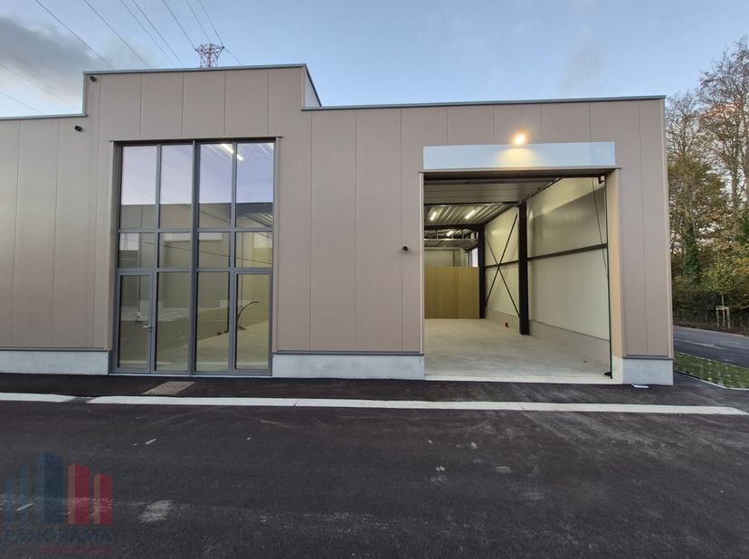 Nieuwbouw KMO-unit van 185 m² te huur in Wevelgem.<br />
<br />
De geïsoleerde&amp;nbsp;magazijnruimte&amp;nbsp;is opgebouwd uit een staalconstructie in combi
