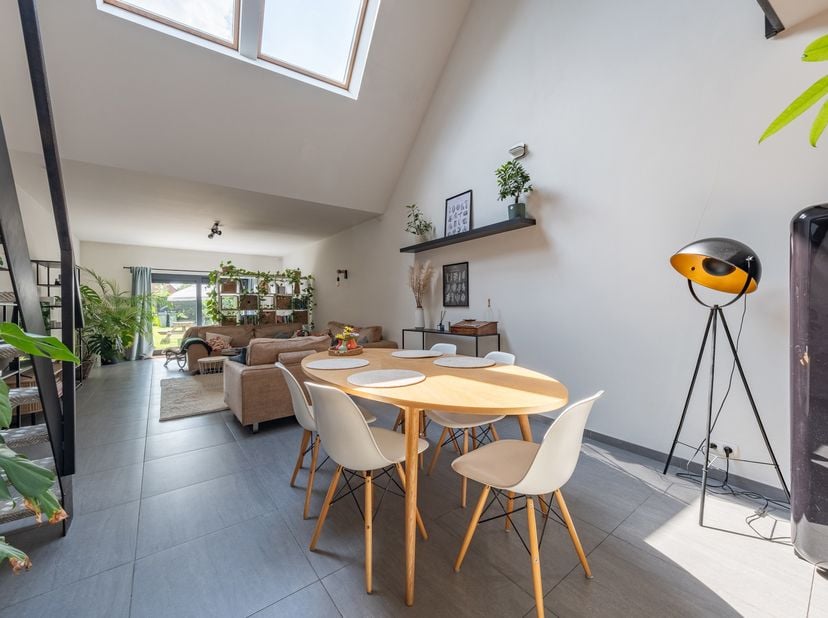 Deze energiezuinige, volledig vernieuwde woning is gelegen in de rustige Watermolenwijk. Van hieruit bereik je vlot het centrum van Sint-Niklaas met a