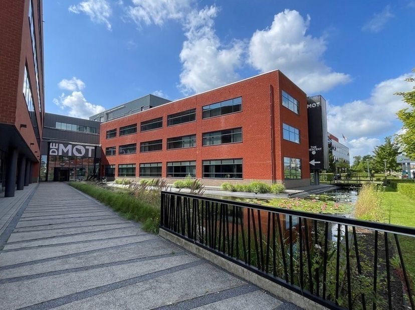 74m² gemeubelde kantoorruimte met dienstverlening<br />
Ligging: op wandelafstand van station; nabij uitrit 10 Mechelen; in Ragheno Park<br />
Specifi