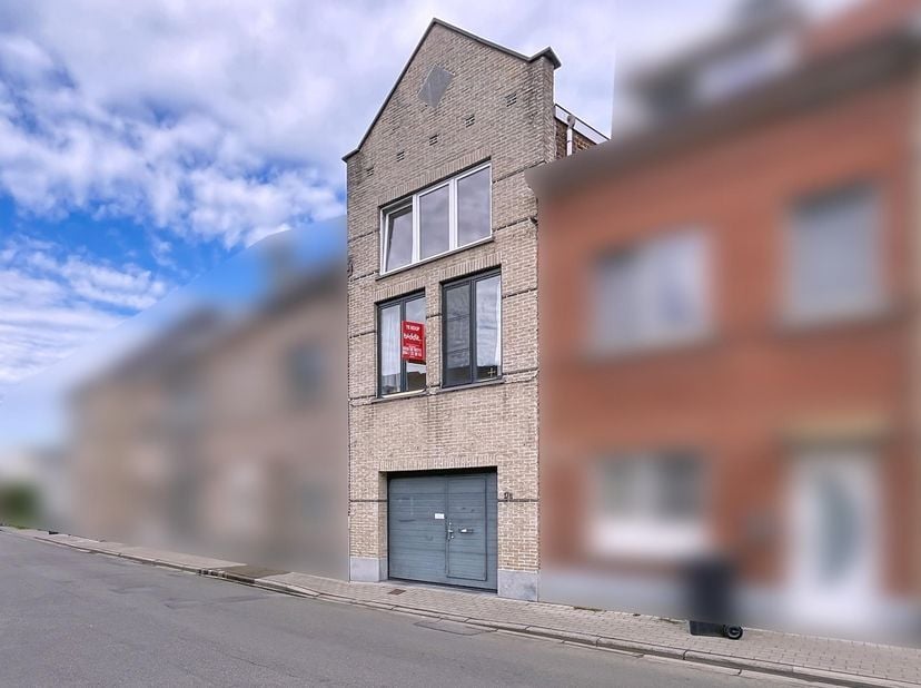 RIJWONING -<br />
Goed gelegen woning. Oppervlakte perceel 160 m².<br />
Omvattende:<br />
- Gelijkvloers: garage, hall, berging, tuin;<br />
- 1e Ver