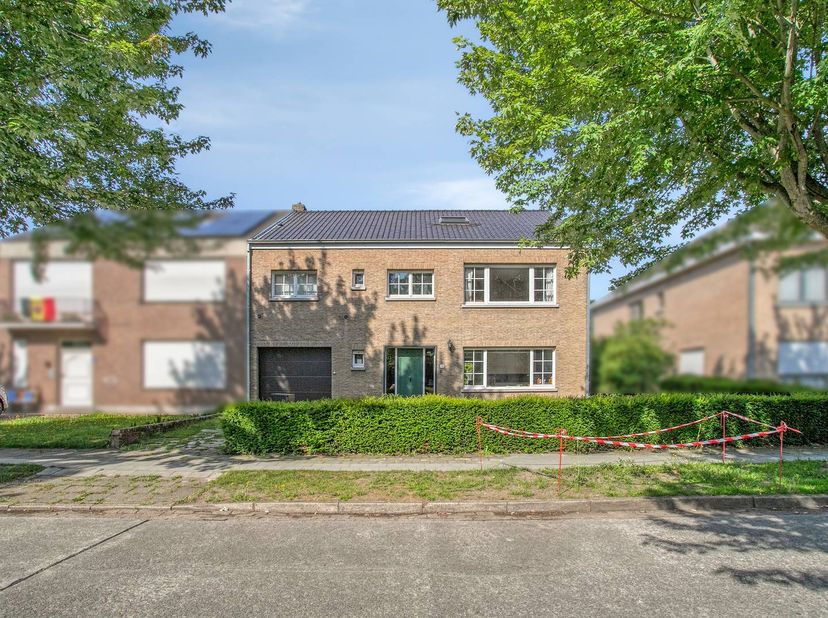 Cette maison familiale étonnamment spacieuse est située à un endroit extrêmement stratégique et recherché à Sint-Andries (Manitobalaan 38). Cette prop