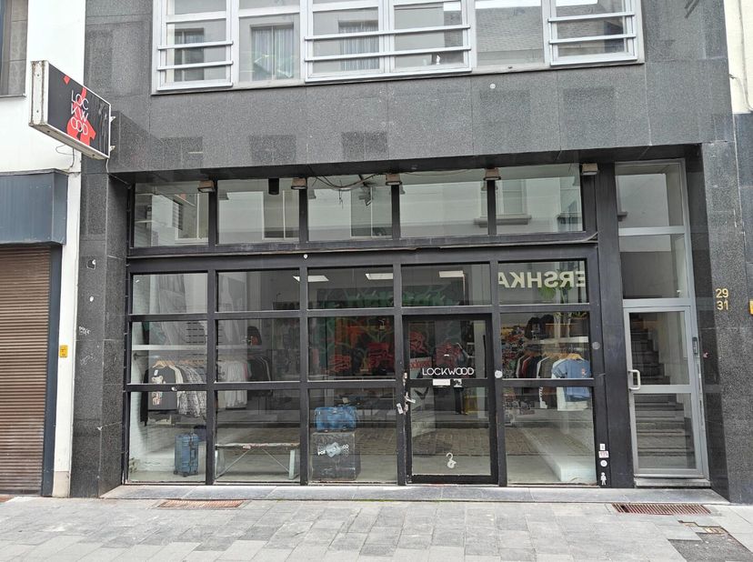 Deze winkel is zichtbaar vanaf de gekende hoofdwinkelstraat de 'Meir'. Deze commerciële ruimte van +/-138m² geniet van een zeer brede façade en extra