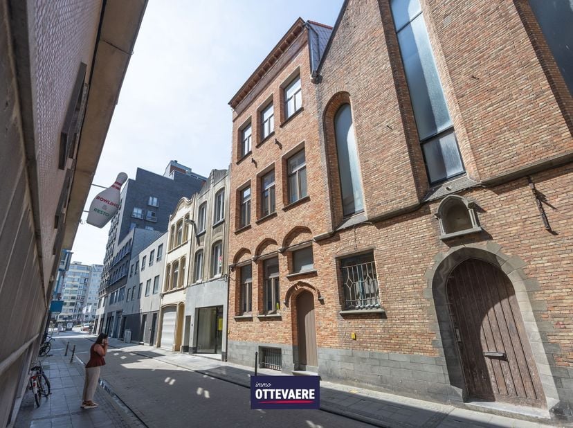 Te koop – Exclusief gerenoveerd herenhuis in het hart van Oostende<br />
<br />
Op een absolute toplocatie, naast de kapel en op wandelafstand van het