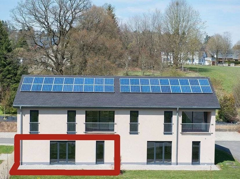 Cet appartement accueillant, situé au rez-de-chaussée d'un ensemble résidentiel bien entretenu à Büllingen, offre un cadre de vie confortable et une a