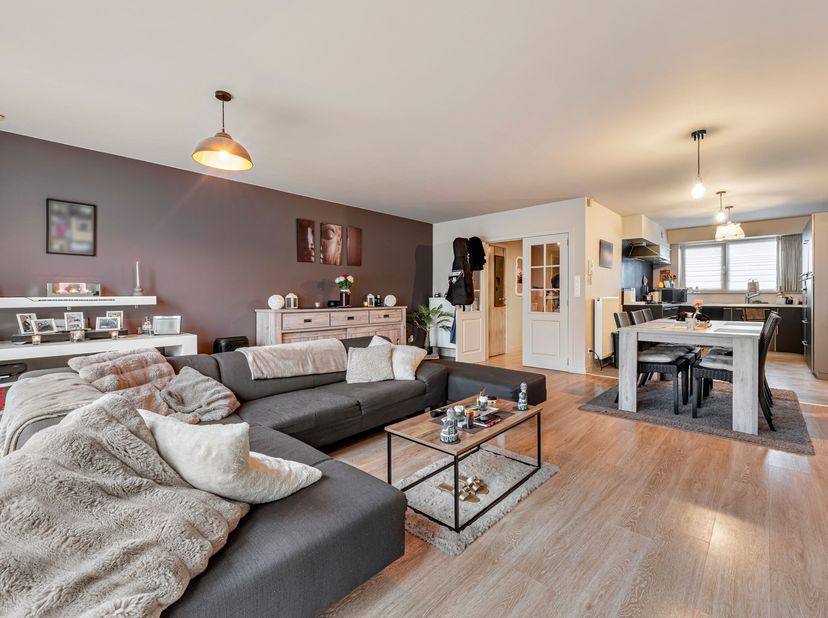 Instapklare woning met 4 slaapkamers en 2 garages te koop in Harelbeke!<br />
Op zoek naar een ruime, instapklare gezinswoning met 4 slaapkamers én ma