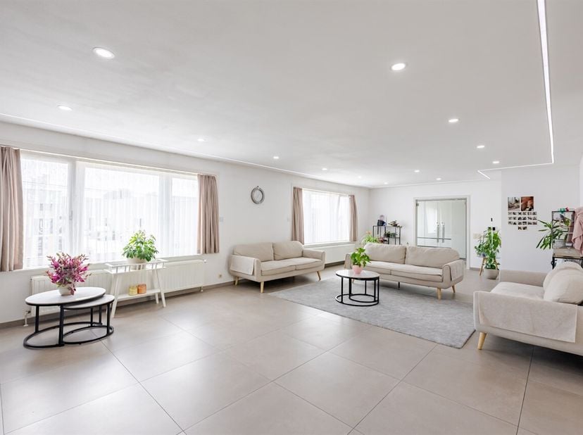 Vous cherchez un bien où combiner votre activité et votre habitation ? Alors cet immeuble commercial polyvalent situé Leopoldstraat à Okegem mérite as