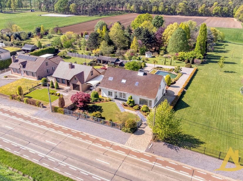 Deze uitzonderlijke villa, gebouwd in 1995, is gelegen op een prachtig perceel van maar liefst 10.516 m² en combineert ruimte, comfort en privacy. De