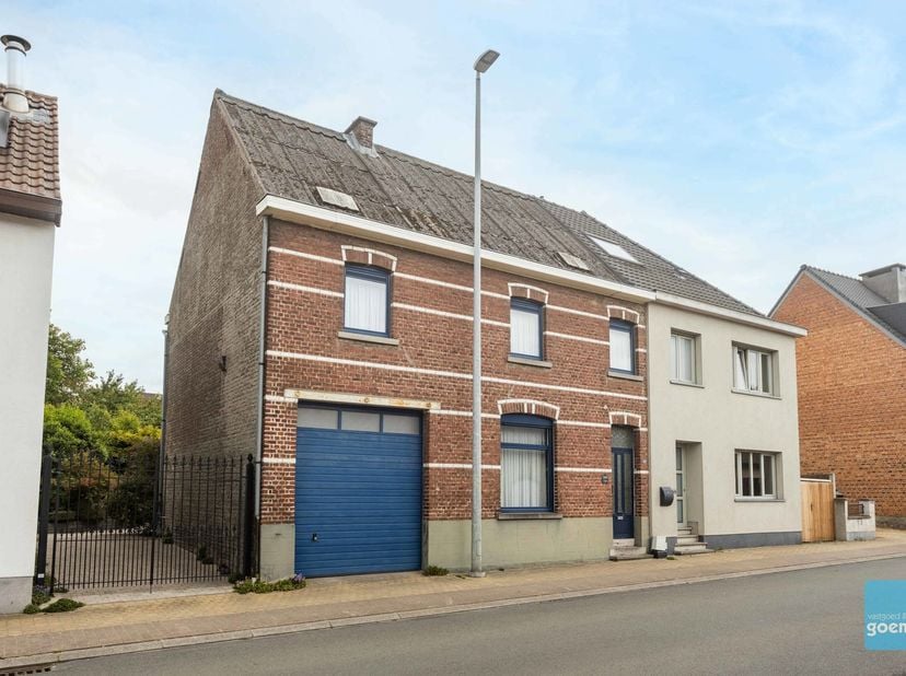 Degelijke halfopen bebouwing op wandelafstand van scholen, station en winkels te Denderleeuw.<br />
Op het gelijkvloers is er een inkomhal, ruime woon