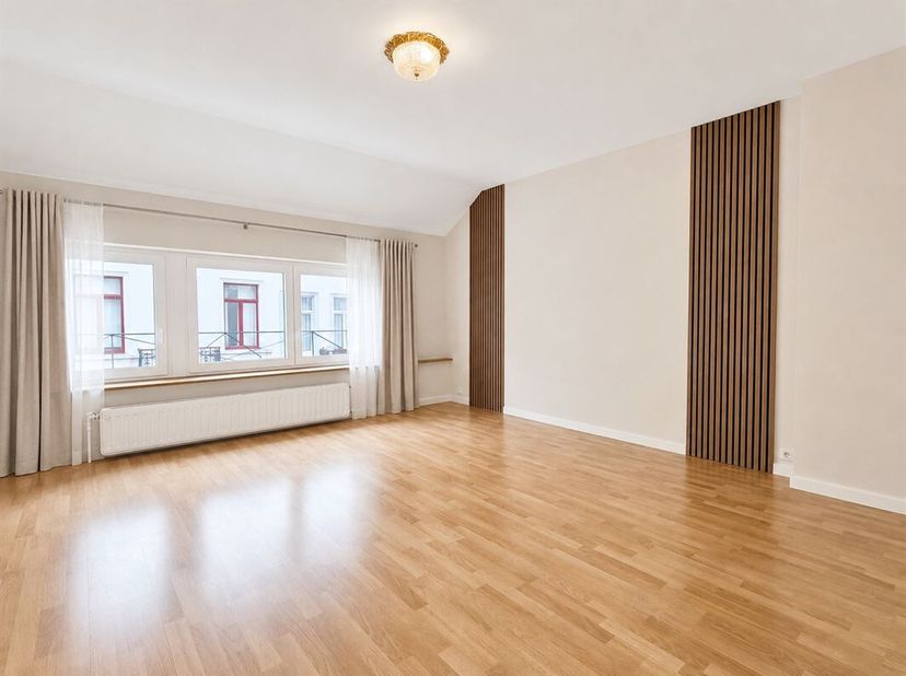 Vlakbij Place Stéphanie - Prachtig huis met 2 slaapkamers van +/- 165m² met 1 terras als volgt samengesteld: Op de eerste verdieping, een inkomhal, ee