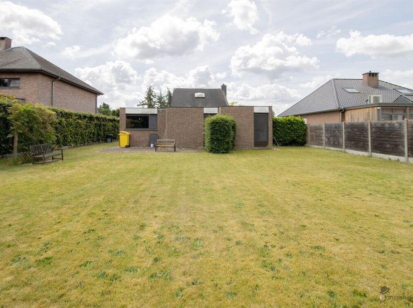 Maison de plain-pied comprenant 3 chambres et un garage intégré, sur un terrain de 780 m². <br />
Hall d'entrée avec toilettes séparées. <br />
Séjour