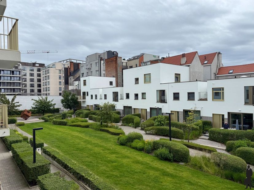 Ontdek dit luxueus instapklaar appartement met 2 slaapkamers in residentie Leopold – hartje Antwerpen. Gelegen op de eerste verdieping van een recente