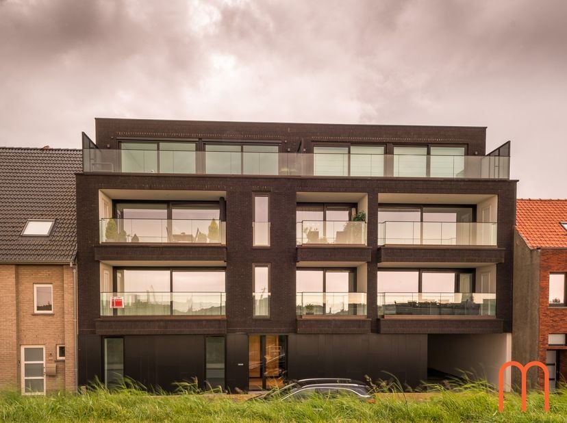 Vous recherchez un appartement moderne et spacieux à louer à Bredene ? Ce magnifique appartement au rez-de-chaussée, situé le long du Spuikom, offre u