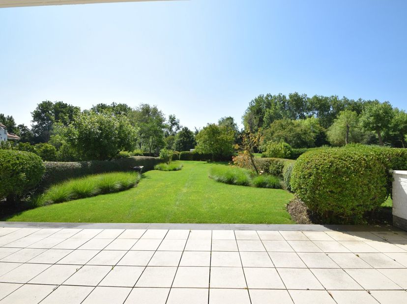Zonovergoten tuin appartement van 146 m² met groot terras en prachtige tuin gelegen in het exclusieve domein Tennis Gardens op enkele passen van de ze