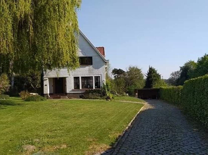 Op het einde van een doodlopend straatje ligt deze verborgen parel. Mits renovatie kan je deze schitterende villa doen herrijzen in al zijn glorie. Aa