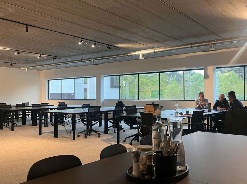 Deze prachtige nieuwbouw kantoorruimte van 236 m², gelegen op de eerste verdieping van het moderne KMO-complex BAYOT, biedt een combinatie van comfort