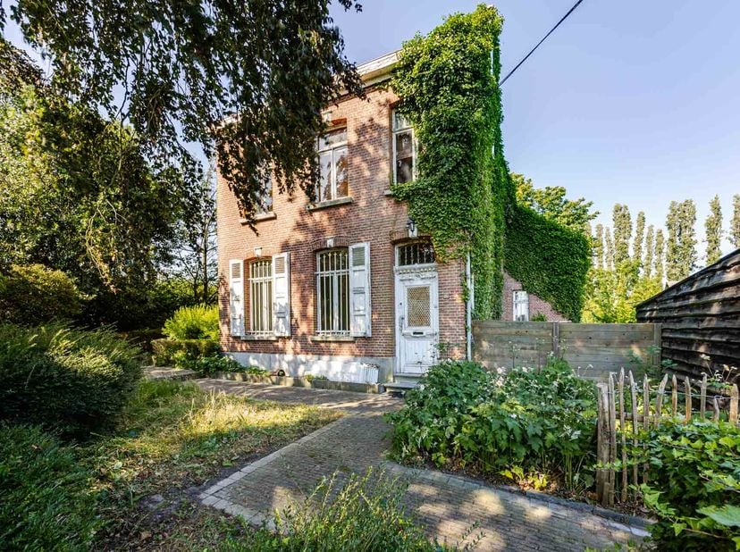 LANDELIJKE WONING<br />
<br />
Te renoveren landelijke woning, met mooie tuin.<br />
Gelijkvloers: inkom, woonkamer, eetkamer, keuken, bijkeuken en sc