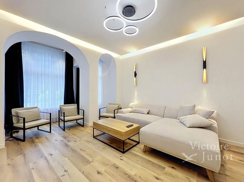 Bien présenté par Carla Rodriguez : 0494 07 97 54 / carla.rodriguez@victoire.be<br />
Victoire Junot vous propose cette belle maison meublée Art Déco