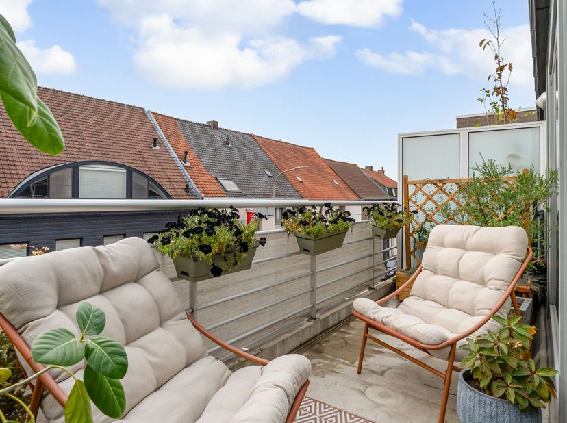 Op zoek naar ruimte en licht op een topligging in Marke? Dit ruime dakappartement met maar liefst 4 slaapkamers bevindt zich in een kleinschalige resi