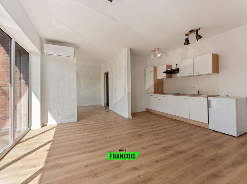 Gerenoveerd gelijkvloers appartement te koop in Vosseslag  De Haan<br />
Op slechts 1,3 km van de zeedijk en 3 km van het charmante centrum van De Haa