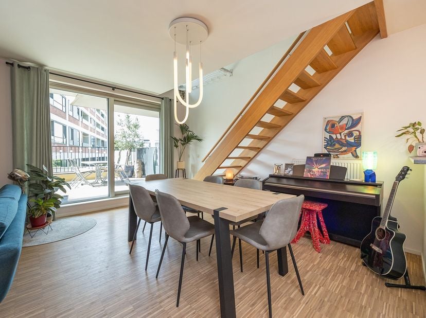 Vous recherchez un appartement duplex prêt à emménager, offrant une belle luminosité, du caractère et une situation privilégiée ? Ce magnifique appart
