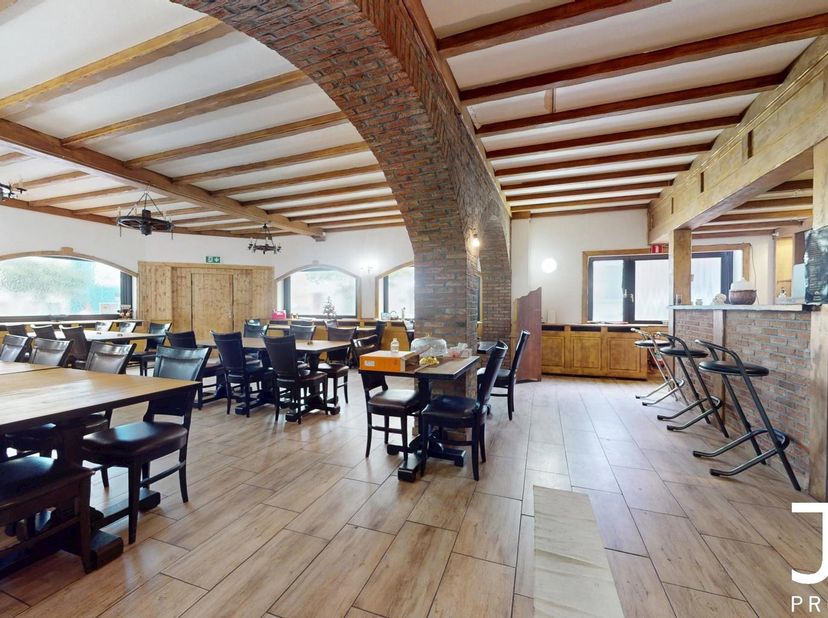 J&amp;amp;J vous propose ce rez-de-chaussée commercial d'une surface d'environ 170 m² situé au coeur de Schaerbeek (Dailly) <br />
Ancienne activité Horec