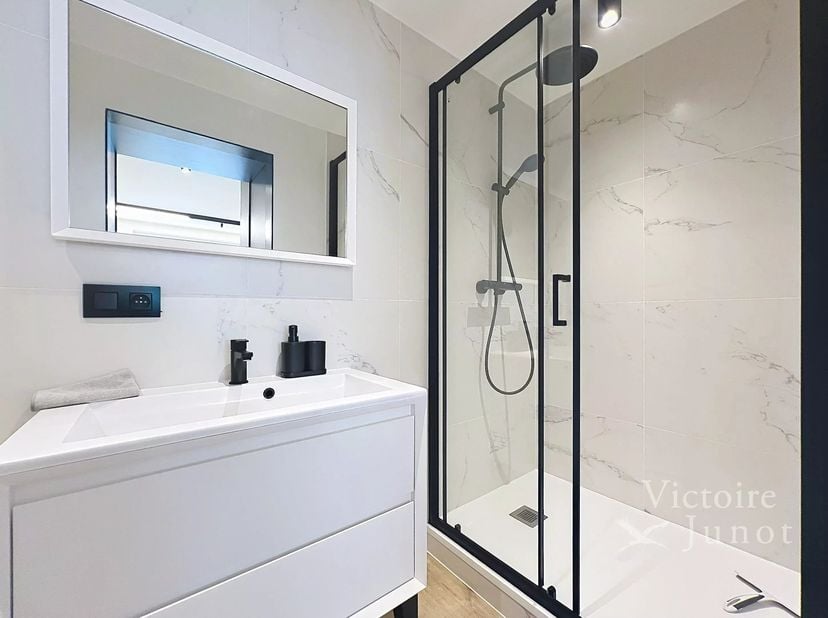 Bien présenté par Carla Rodriguez : carla.rodriguez@victoire.be<br />
Victoire Junot vous propose une chambre à louer dans un immeuble récemment rénov