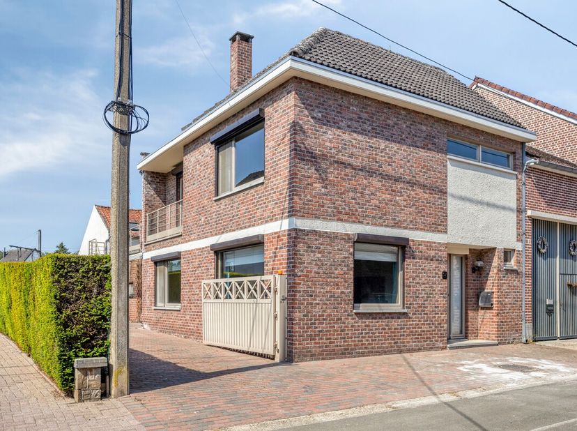 ***** Bekijkt u dit pand via Zimmo? Ga direct naar https://av-vastgoed.be/tekoop/6528 waar u meer informatie terug vindt! *****<br />
<br />
LIGGING<b