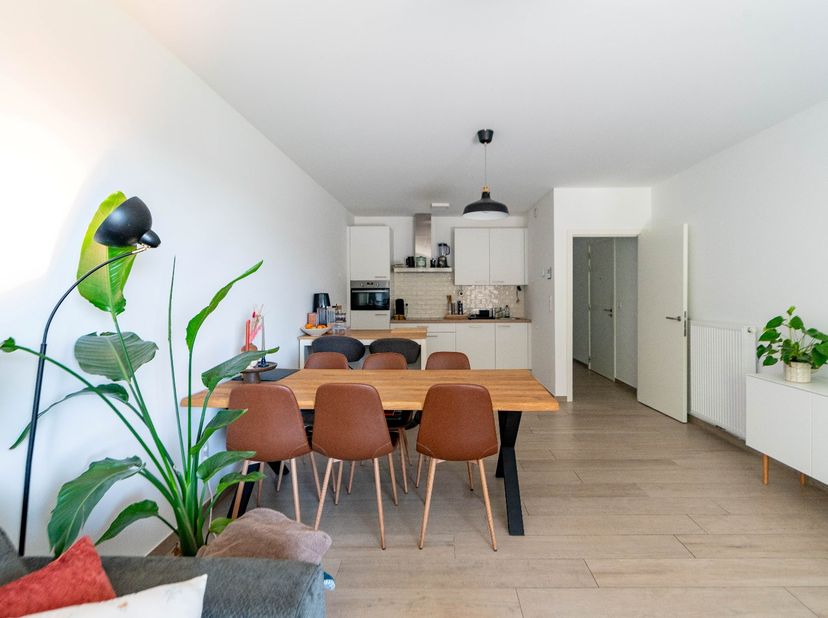 Bent u op zoek naar een stijlvol en comfortabel appartement? Dit recent gebouwde (2020) 2-slaapkamer appartement gelegen aan de Dascottelei 85 biedt a