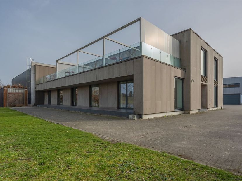 Exclusieve energiezuinige loft met 4 slaapkamers op toplocatie aan water en natuur.<br />
Exclusieve energiezuinige loft van 360 m², ontworpen door ar
