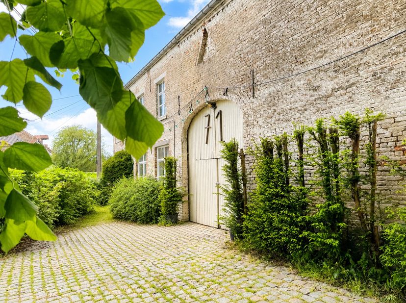Génération Immo a le plaisir de vous présenter cette authentique maison de caractère à rénover, idéalement située dans un environnement pratique tout
