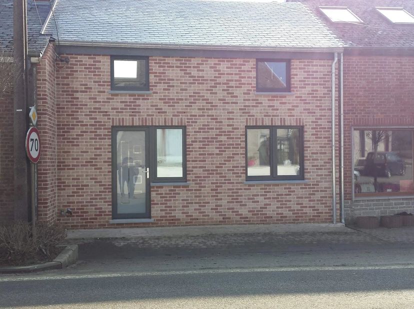 EBimmo vous propose à la location cette jolie maison située dans le village de Heure-en-Famenne.<br />
Elle se compose au rez-de-chaussée dun salon, d