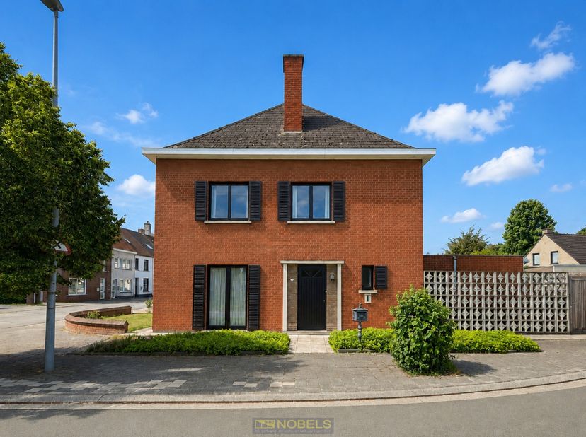 VERZORGDE HOEKWONING met VRIJSTAANDE GARAGE en TUIN. De woning is voorzien van DAKISOLATIE en CENTRALE VERWARMING OP AARDGAS, waardoor er GEEN RENOVAT