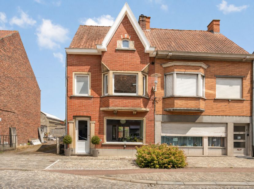 In een rustige en aangename straat, op een steenworp van het centrum van Deinze, vindt u deze prachtige burgerwoning waar charme, authenticiteit en he