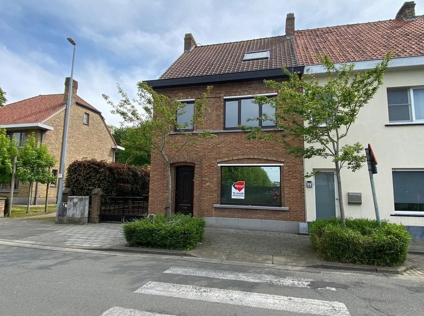 Halfopen bebouwing gelegen in Gistel. Het huis telt twee ruime slaapkamers. Grote living met authentieke vloeren. De keuken is ingericht met elektrisc