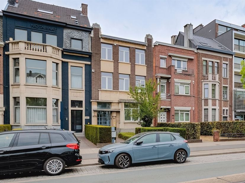 Deze ruime woning is gelegen aan de Bredabaan in Merksem, op een centrale locatie vlak bij winkels, scholen en openbaar vervoer. De woning beschikt ov