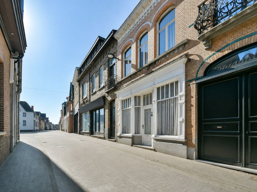 Ontdek deze karaktervolle woning op een topligging in de Nieuwstraat 4 te Torhout. Hier woont u pal in het centrum, met winkels, scholen, horeca en op