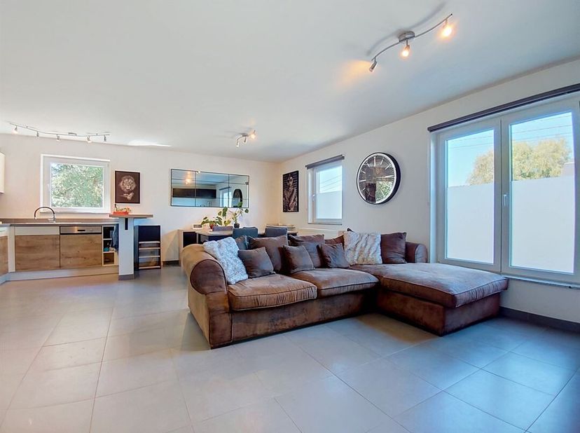 W Immobilière vous propose à la location ce bel appartement situé au rez-de-chaussée dune petite résidence à Habay. Le bien se compose de deux chambre