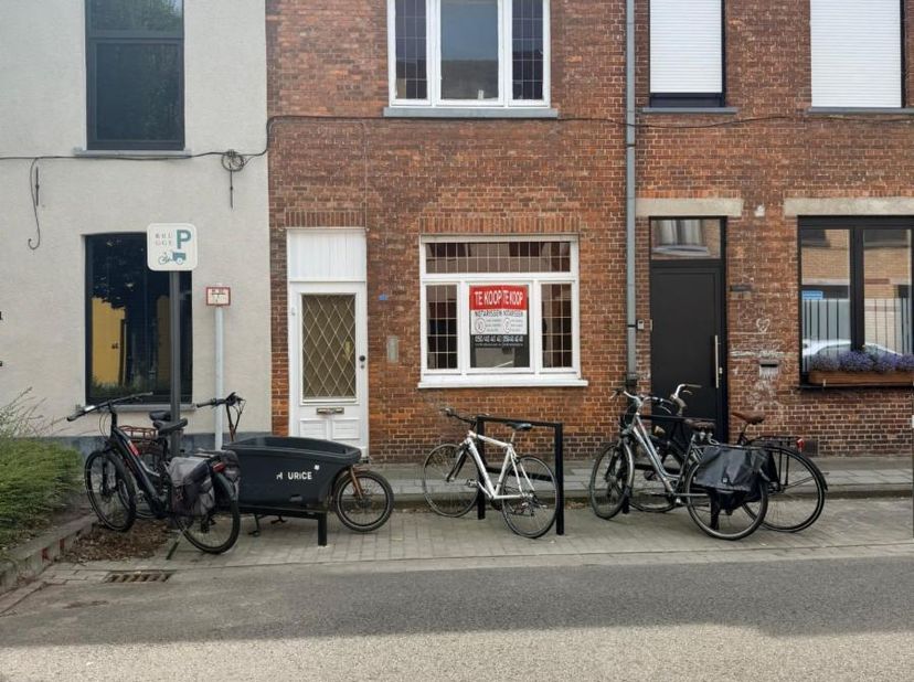 GOED GELEGEN TE RENOVEREN WOONHUIS -<br />
Pand bestaat uit een inkomhall, woongedeelte met toegang tot de tuin. Aparte keukenruimte, wasruimte en dou