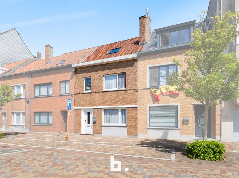 Op een bijzonder rustige ligging, op een boogscheut van het bruisende centrum van Oostende, bevindt zich deze verrassend ruime gezinswoning. Hier geni