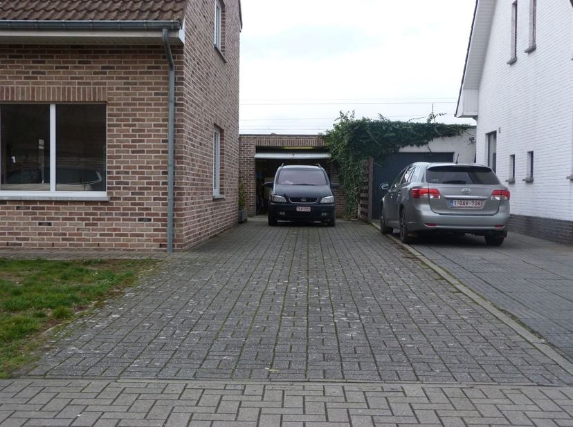 Halfopen gezellige gezinswoning in Sint-Truiden (Melveren) met 3 slaapkamers, keuken, living, tuin en gesloten garage.
