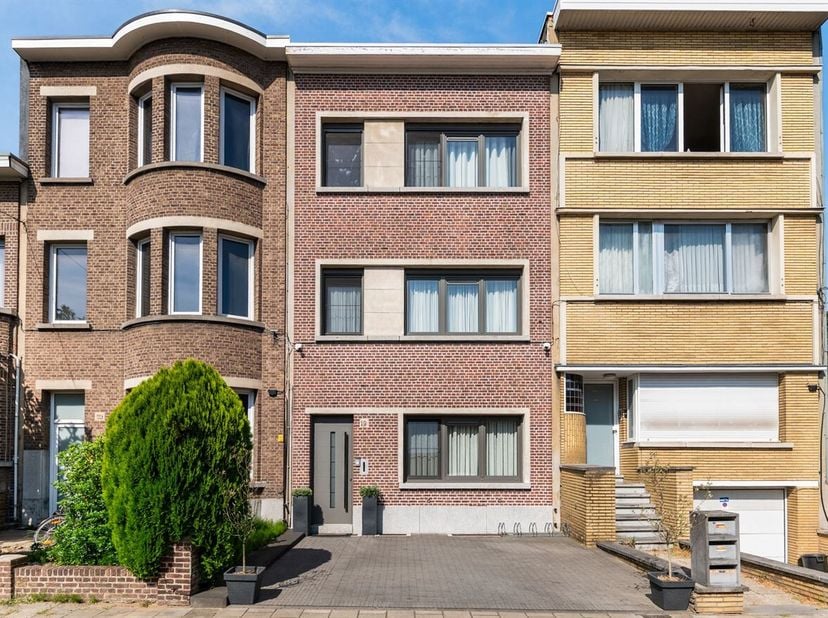 Prachtig gerenoveerd huis met 4 slpks. in Deurne-Zuid!<br />
Deze prachtige gerenoveerde woning (2014-2015) met maar liefst 248m² bewoonbare oppervlak