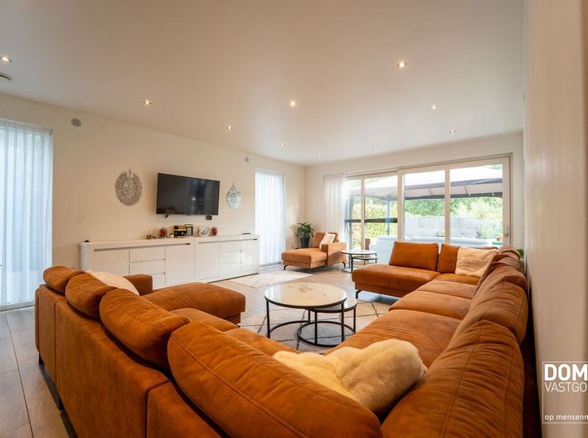 Heeft u interesse? Bekijk deze woning op onze website http://www.domovastgoed.be of contacteer ons op het nummer 011/96.49.96<br />
Handelspand met wo
