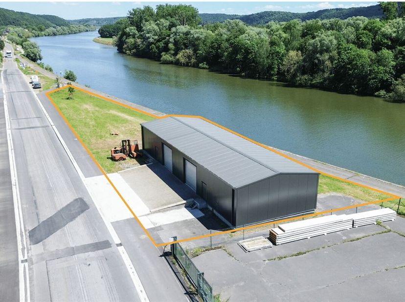 Dit magazijn is ideaal gelegen in het industriegebied van Seilles, op slechts 4 km van het centrum van Andenne, en beschikt over een strategische ligg